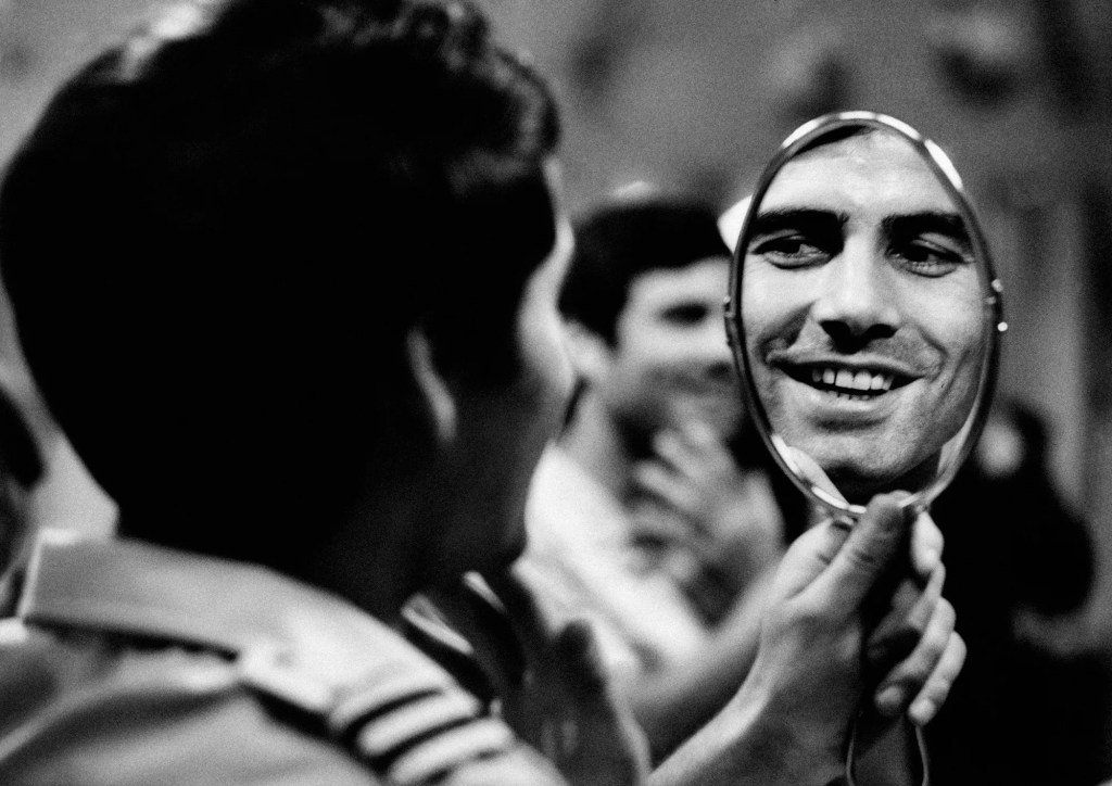 CHIẾC GƯƠNG ÁI&nbsp;KỶ